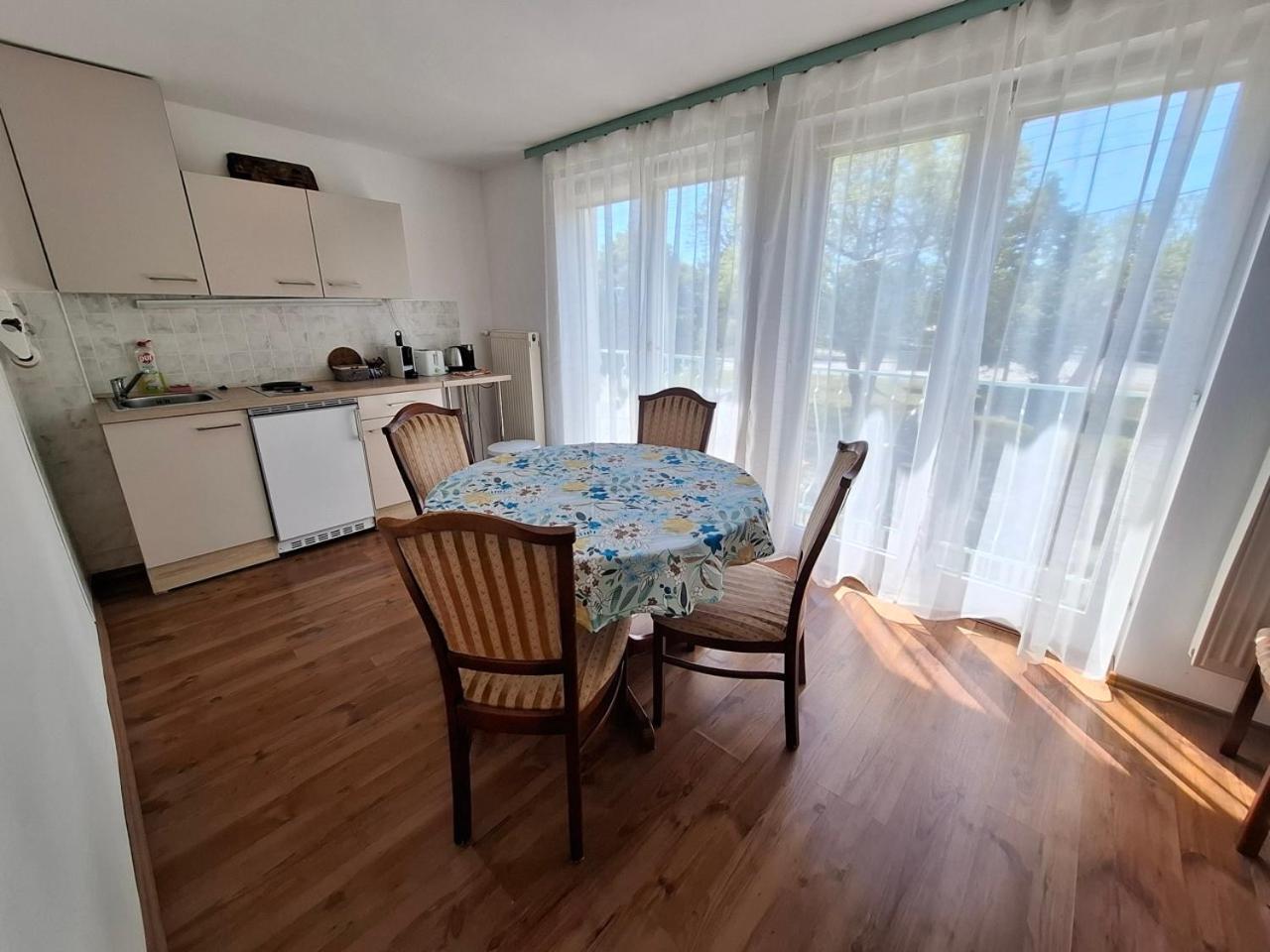 Napvirag - Koezel Mindenhez Appartement Balatonakarattya